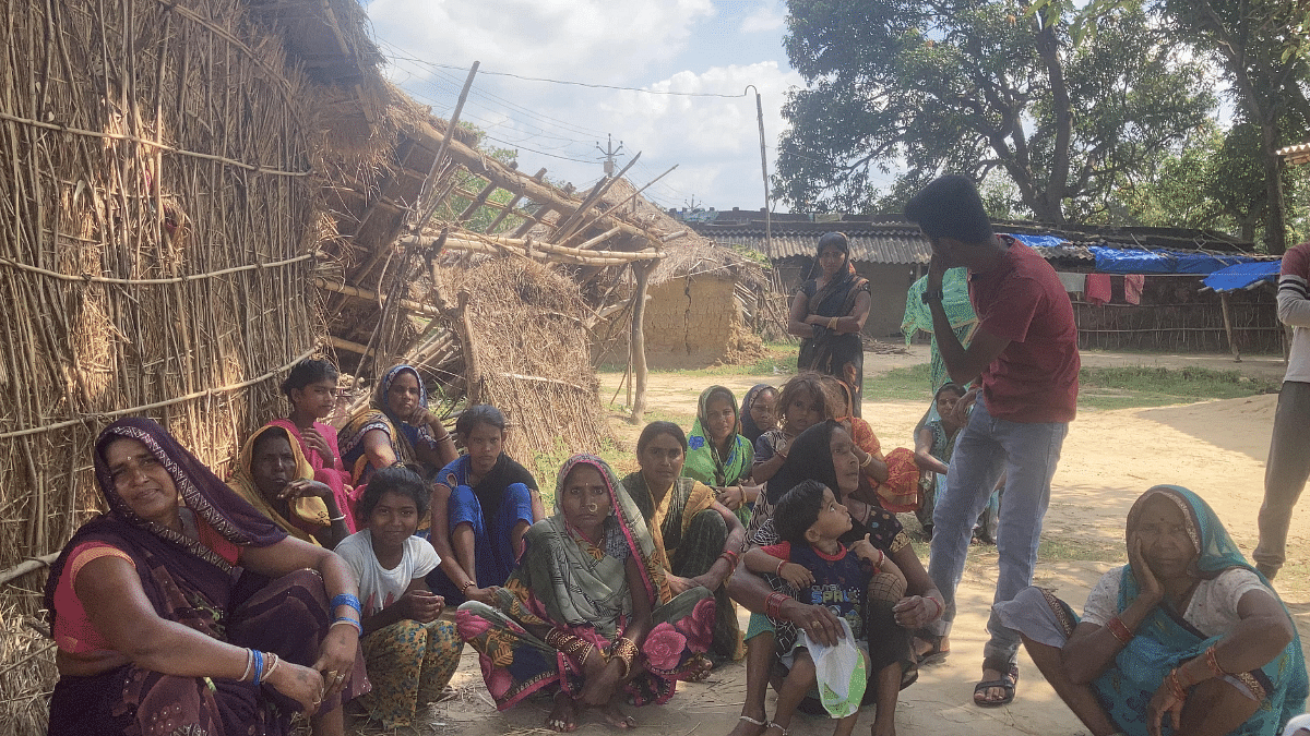 Womenfolk in Usarhawa village of Maharajganj district. | Shikha Salaria