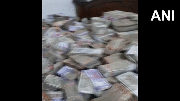 ED recovers over Rs 17 cr in 5 trunks from Kolkata businessman Aamir Khan, know who he is