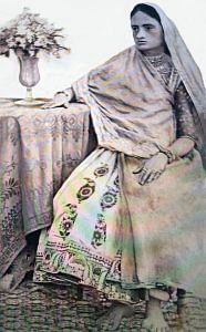 Fig.1.18. A Kutchi woman wearing an embroidered skirt with a plain cotton odhni. Photograph, late 19th–early 20th century, Image courtesy A.A.Wazir and Salim Wazir