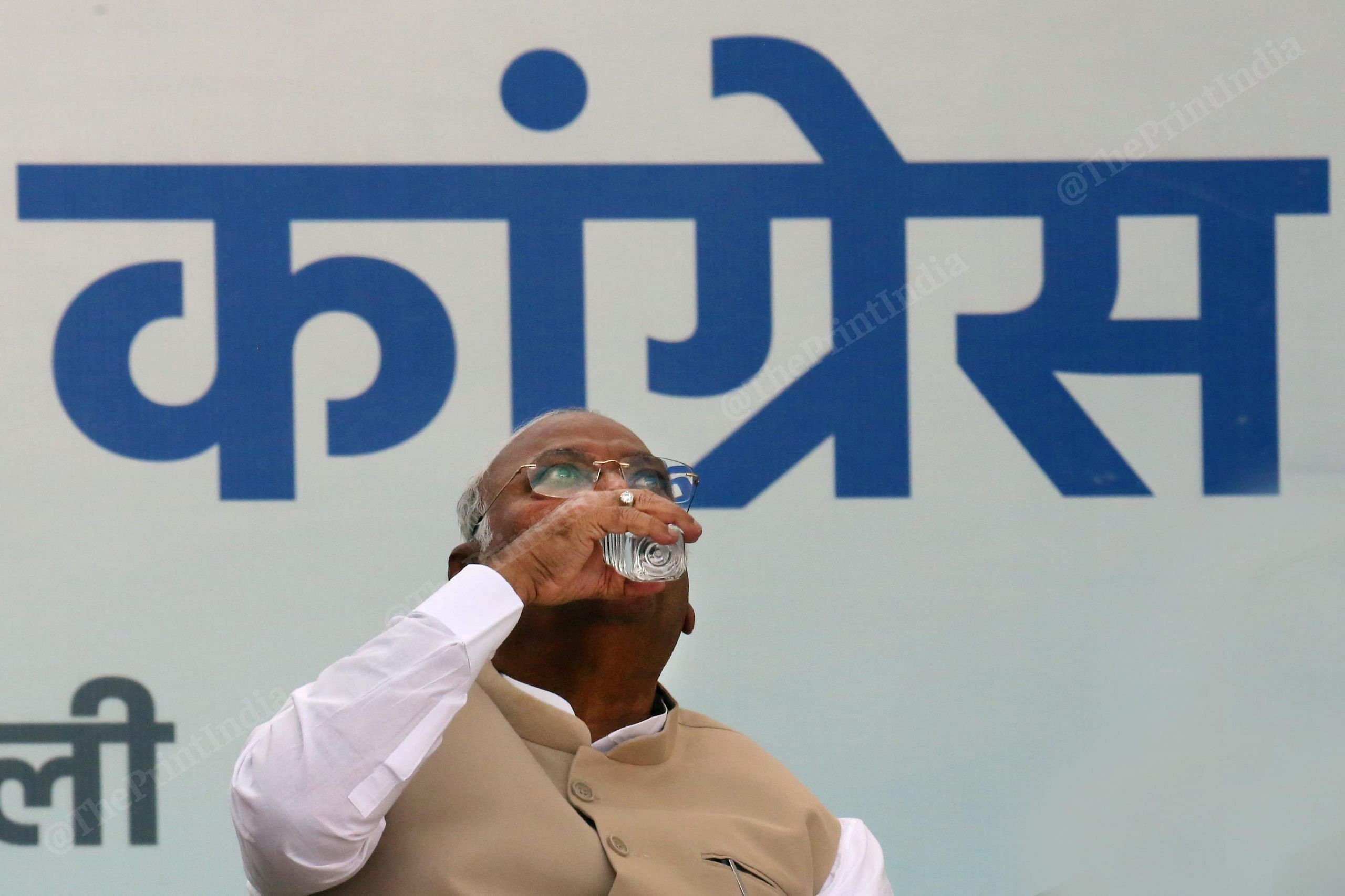 Congress President-elect Mallikarjun Kharge drinking water during a ceremony for presentation of certificate of election to the former, at AICC Headquarters | Praveen Jain | ThePrint