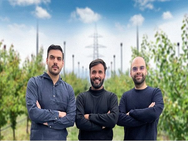 Mobile App that connects Kashmiri farmers to save, grow, sell apples 