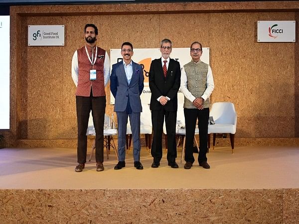 Siraj Hussain, Siraj Azmat Chaudhry, and Dr Sudhanshu officially open the Smart Protein Summit 2022 by GFI India in partnership with FICCI