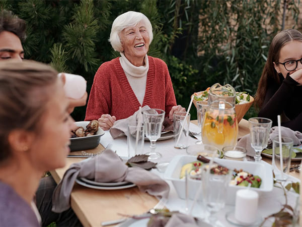 Families that eat together are less disturbed: Study