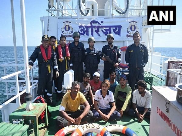 Indian Coast Guard apprehended Sri Lankan boat with 5 fishermen near Kanniyakumari