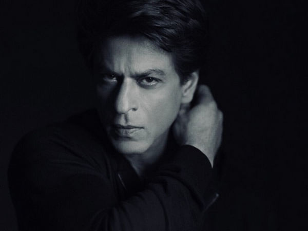 Viral video: Man's proposal to girlfriend in front of Eiffel Tower has SRK connection