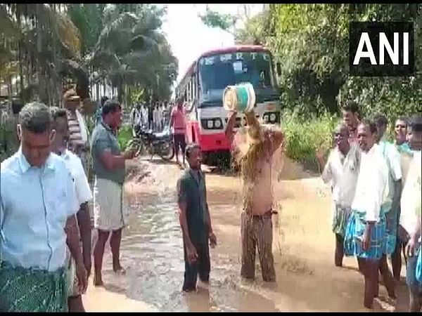 Karnataka: Locals in Tumkur take bath in slush protesting over bad roads
