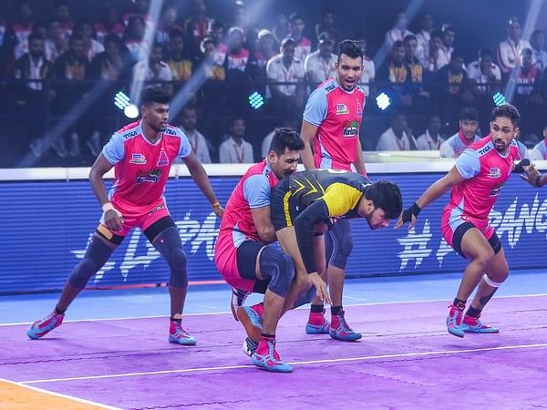 Pro Kabaddi 2022: Jaipur Pink Panthers thrashes Telugu Titans to