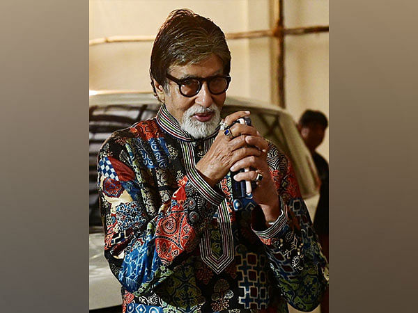 Amitabh Bachchan performs Diwali puja with family at 'Pratiksha' bungalow