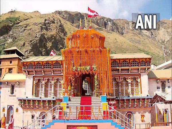 Badrinath temple architecture hi-res stock photography and images - Alamy