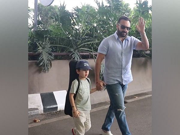  Check out how Saif Ali Khan reacted when Taimur pulls down his abba's pants in front of paps