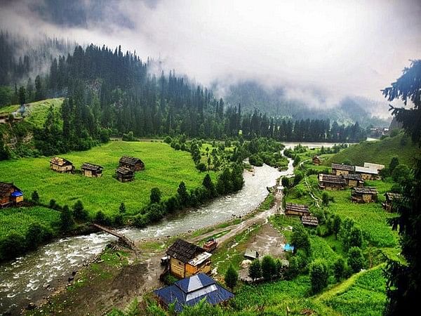 Shopian administration refutes news report of Kashmiri Pandit families leaving their village