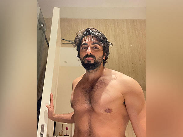 Ayushmann Khurrana sets internet on fire with his latest shirtless picture 