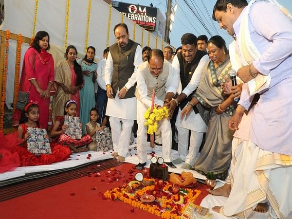 MP: CM Chouhan Performs Bhoomi Pujan For 6-lane Cement Concrete Road ...