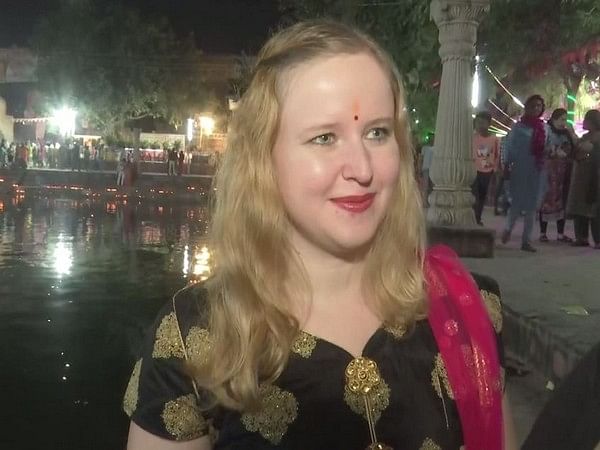 German woman performs Chhath Puja with husband in Gorakhpur