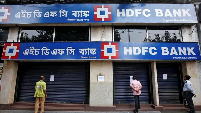 Customers read a notice pasted outside a closed HDFC bank in Kolkata | Reuters/Rupak De Chowdhuri