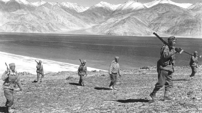 Indian soldiers on patrol during 1962 Sino-Indian war | Commons