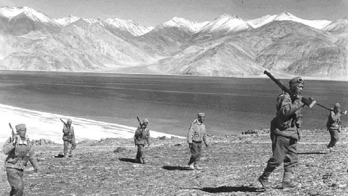 Indian soldiers patrolling during the 1962 India-China War | Commons