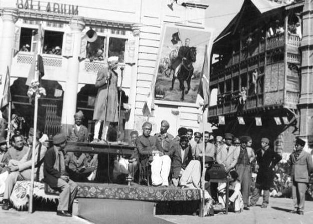 Jawaharlal Nehru addressing Kashmiris in front of Kashmir Talkies in 1947 | Special arrangement