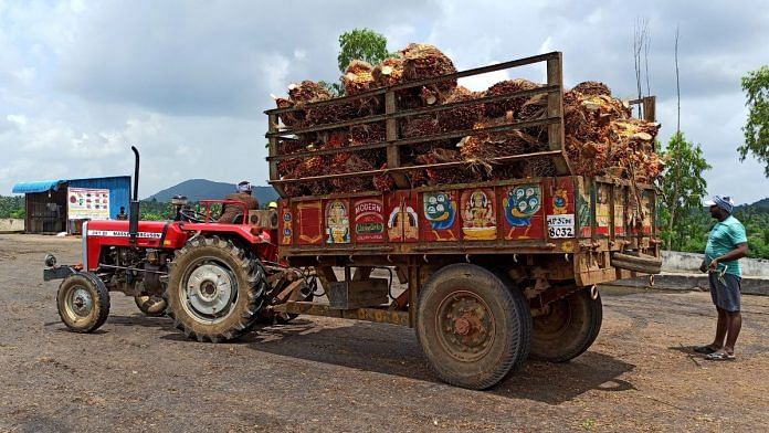 File photo of a farmer preparing to unload oil palm bunches from a tractor trolley in a mill at Dwaraka Tirumala in Andhra Pradesh, 1 September, 2021 | Reuters