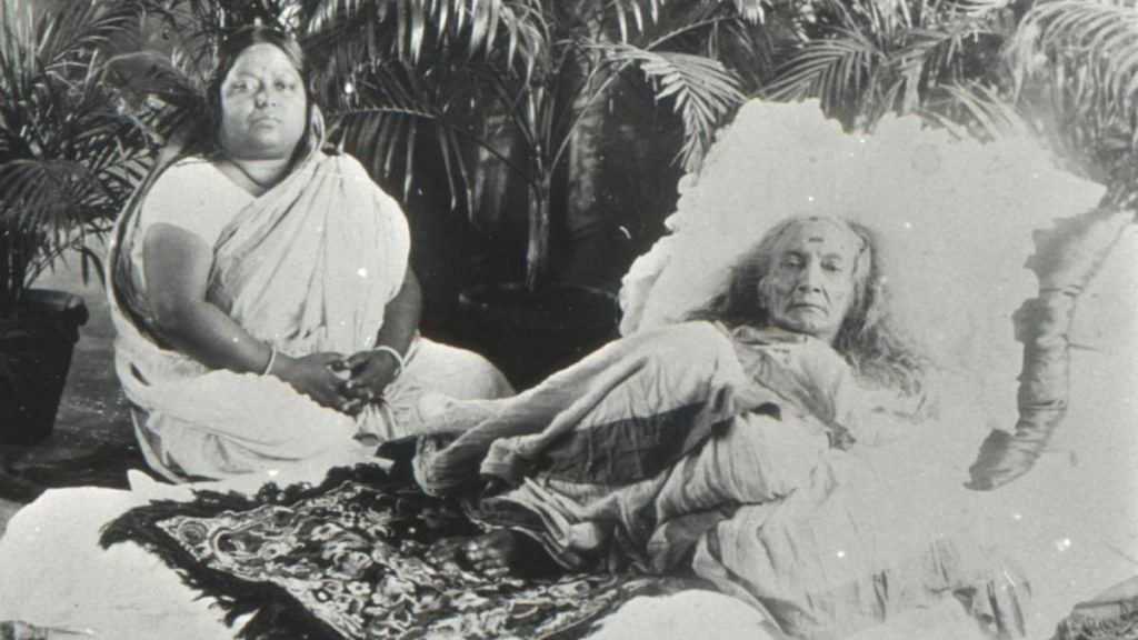 Photograph of an Old Lady and a Woman by Annapurna Dutta, c. 1920, Bromide print| Image courtesy of the private collection of Siddhartha Ghosh/ Trans-Asia Photography Review.