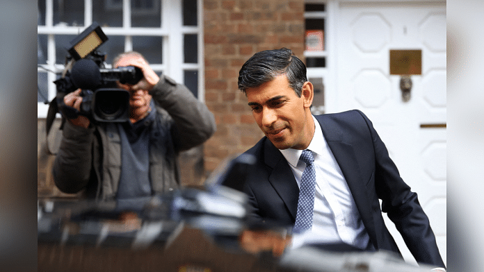 Britain's Conservative MP Rishi Sunak walks next to his campaign headquarters in London, Britain, 24, October 2022 | Photo: Reuters/Hannah McKay