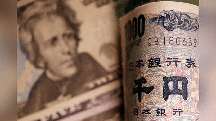 Banknotes of Japanese yen and U.S. dollar are seen in this illustration | Photo: Reuters/Florence Lo