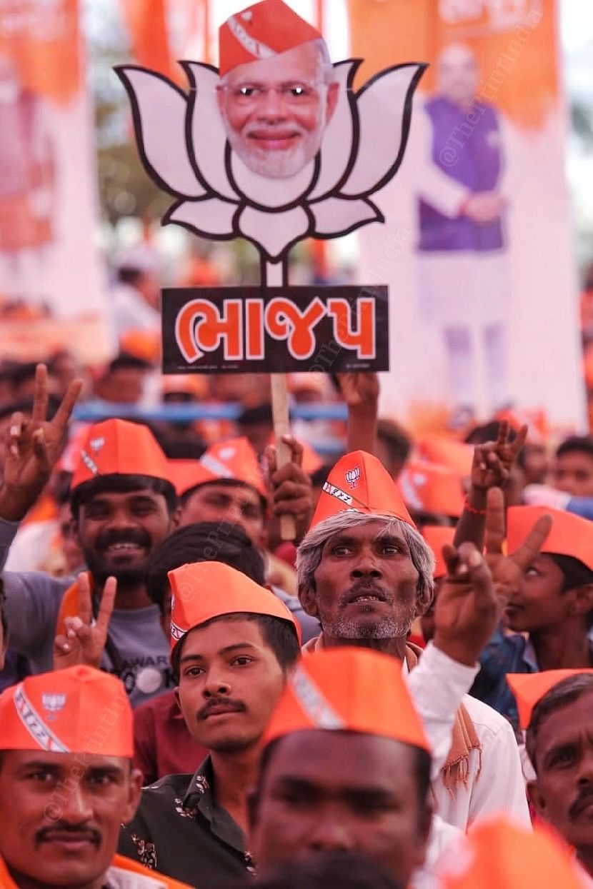 BJP supporters show victory sign | Photo: Praveen Jain | ThePrint
