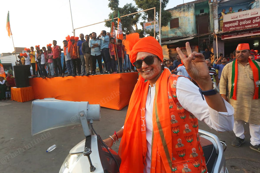 A woman supporter dressed in party colours | Photo: Praveen Jain | ThePrint