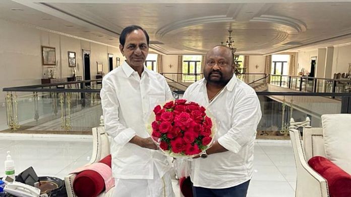Telangana Chief Minister K. Chandrasekhar Rao (left) with Gangula Kamalakar | Image via Twitter/@GKamalakarTRS