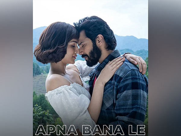 Varun Dhawan, Kriti Sanon unveil 'Apna Bana Le' audio from 'Bhediya'