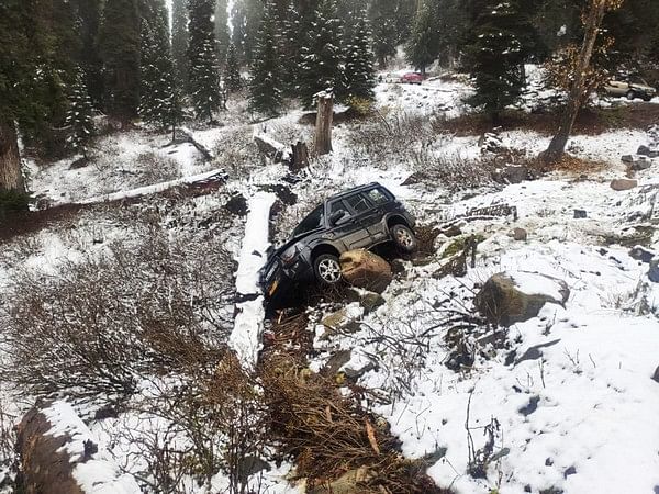 J-K: 6 injured in car accident on snow-covered Gulmarg-Butapathri road in Baramulla