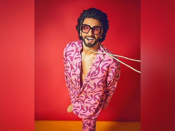 Ranveer Singh honoured with Etoile d'Or award at Marrakech, actor sings 'Gully Boy' rap