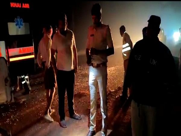 4 killed, 2 injured in road accident in Andhra's Kakinada
