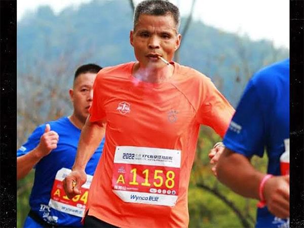 VIRAL: Chinese grandpa finishes marathon while chain-smoking cigarettes!