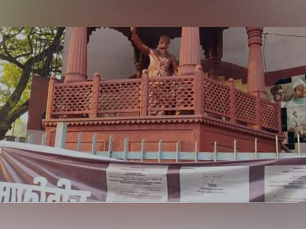 Maharashtra: Pune police book 2 Congress workers for vandalizing Savarkar's statue