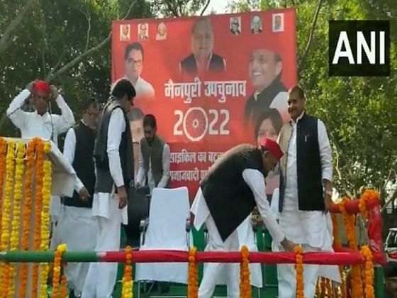 Up Akhilesh Yadav Seen Touching Shivpal Yadavs Feet During By Poll