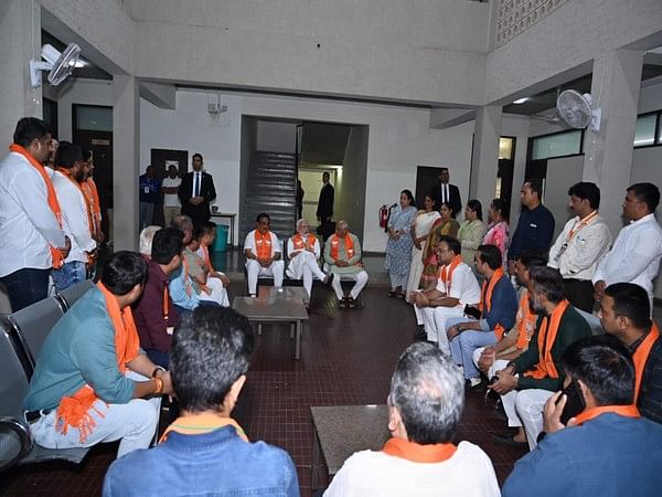 Gujarat: PM Modi surprises BJP workers at 'Kamalam';  enjoys light chat, recalls his association with party