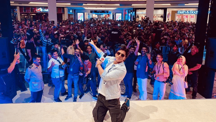Representative photo of Shah Rukh Khan with his fans | Shah Rukh khan/Facebook