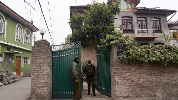 Police conduct searches in Srinagar in connection with threat to journalists | ANI