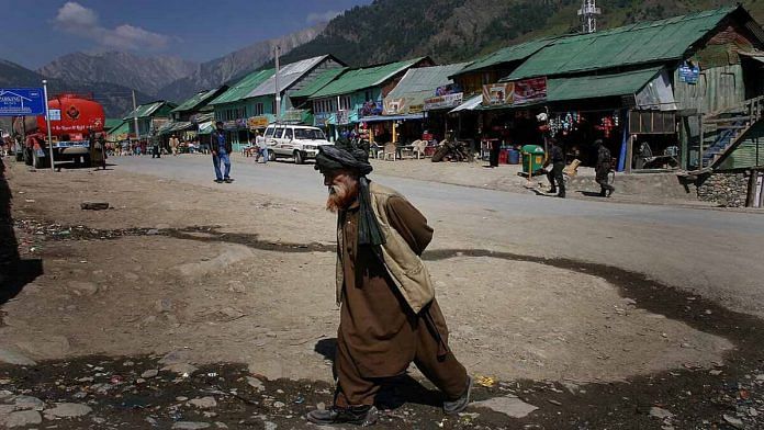 File image of a man walking in Kashmir (Representational image) | Commons