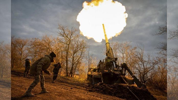 Ukrainian servicemen fire a 2S7 Pion self-propelled gun at a position, as Russia's attack on Ukraine continues, on a frontline in Kherson region, on 9 November 2022 | Reuters/Viacheslav Ratynskyi