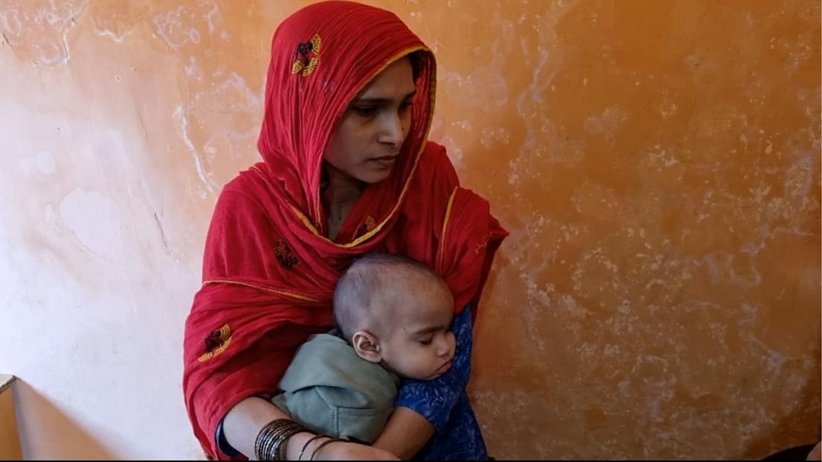 Measles Shabina Shaikh at a clinic in Govandi in Mumbai with her daughter | Credit: Purva Chitnis, ThePrint