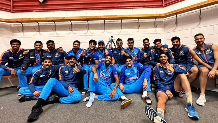 Team India pose with the trophy after the win | Image via Twitter/@hardikpandya7