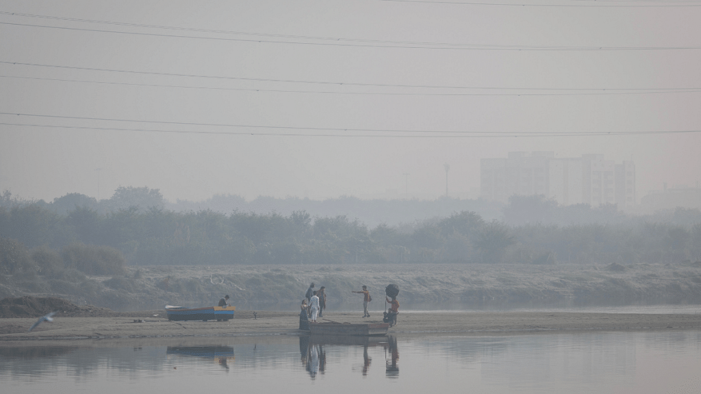 A couple poses during a pre-wedding photo on the banks of Yamuna river on a smoggy morning in the old quarters of Delhi, India 2 November, 2022. Reuters/Adnan Abidi/File Photo