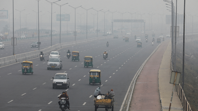 Vehicles are seen on a highway on a smoggy morning in New Delhi, India, December 2, 2021. Reuters/Anushree Fadnavis/File Photo