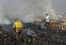 Farmers burn crop stubble in a rice field at a village in Fatehgarh Sahib district in the northern state of Punjab, on 4 November 2022 | Reuters/Sunil Kataria