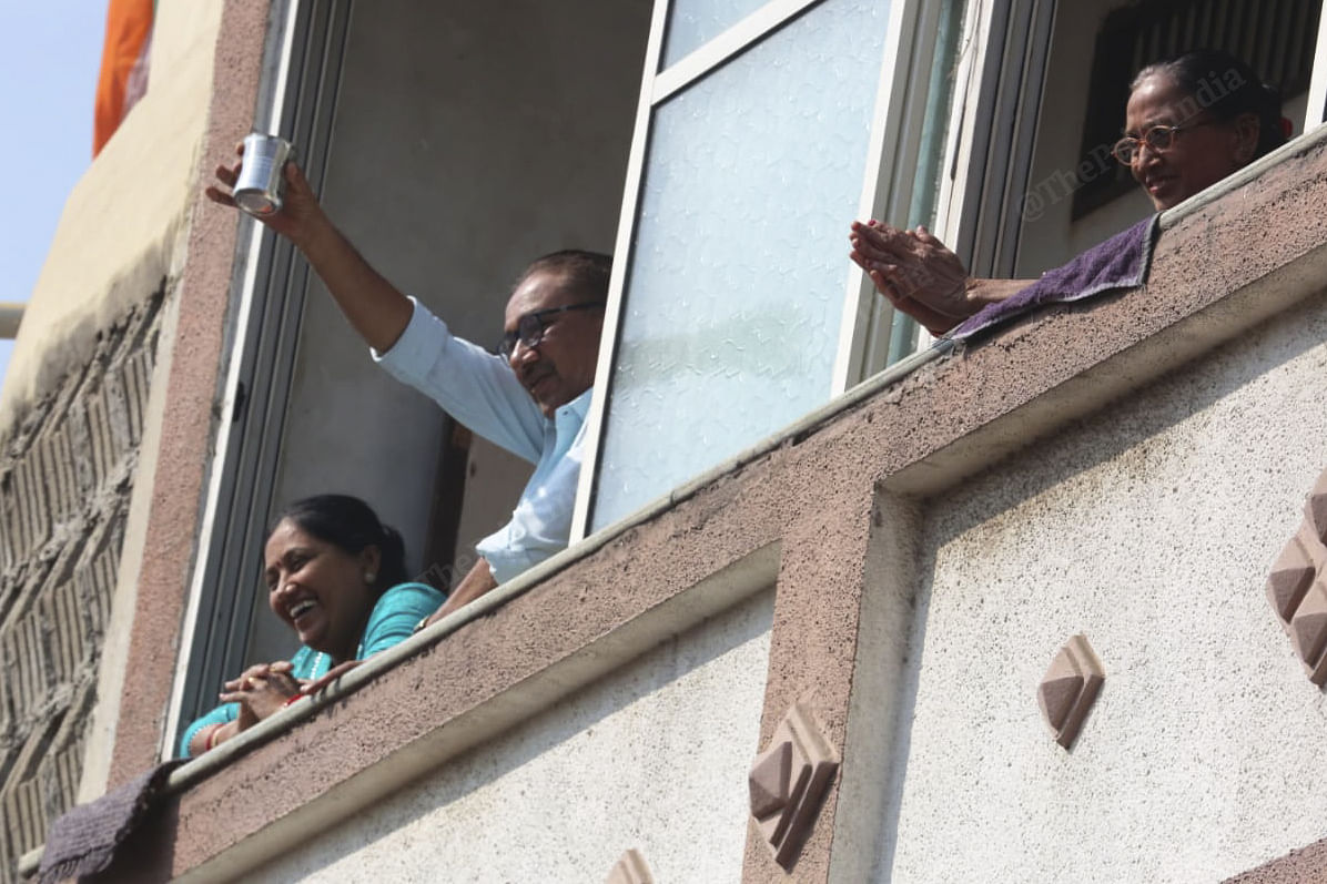 Onlookers cheer on AAP's roadshow from their homes | Photo: Praveen Jain | ThePrint