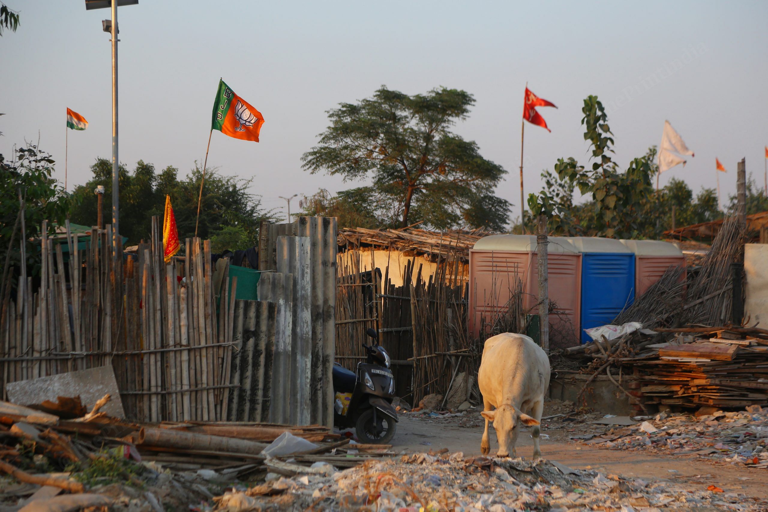 There are BJP flags in the settlement | Manisha Mondal, ThePrint
