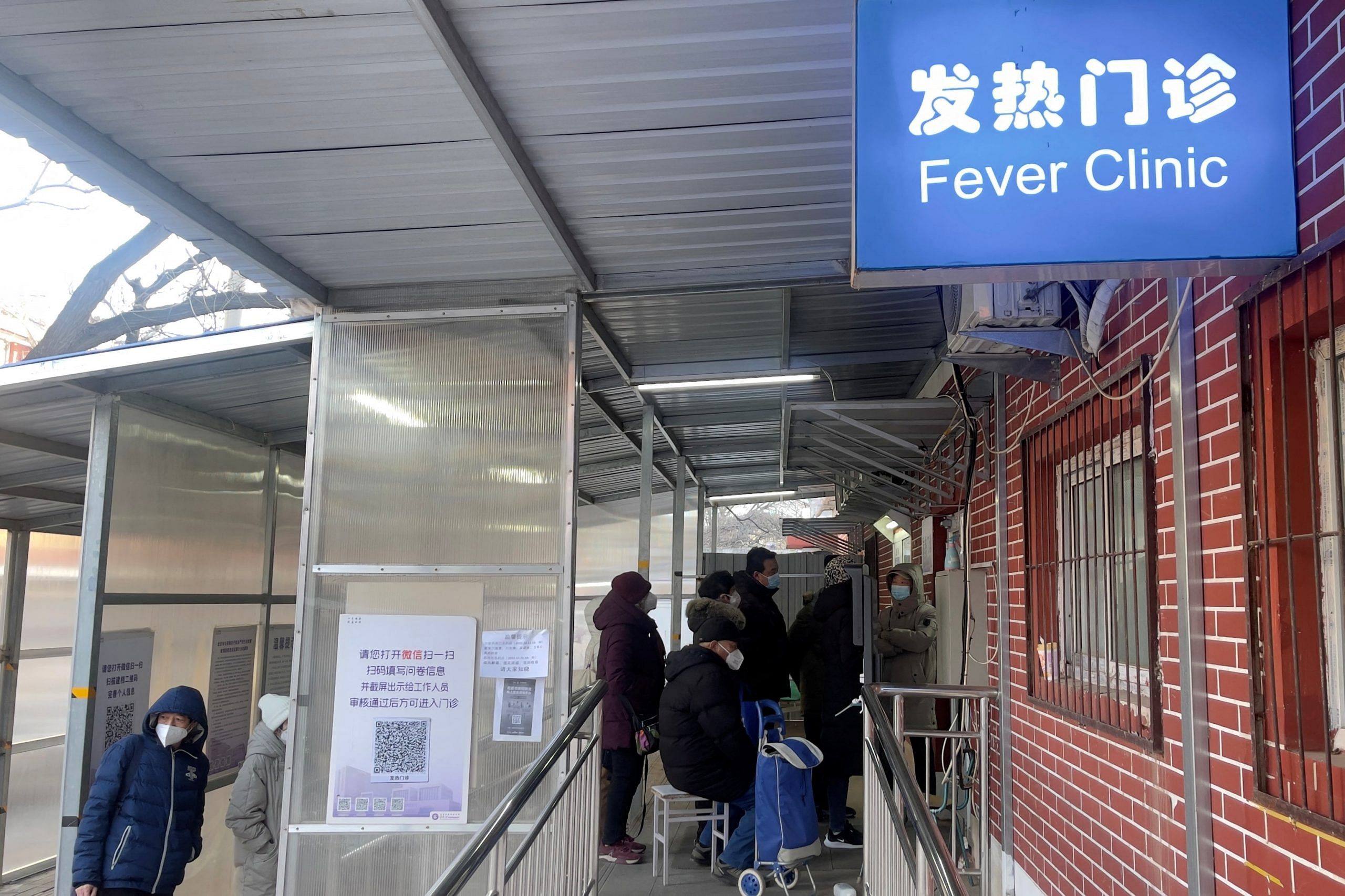 People wait outside a fever clinic of a hospital amid the coronavirus outbreak in Beijing, China on 15 December 2022 | Photo: Reuters/Josh Arslan