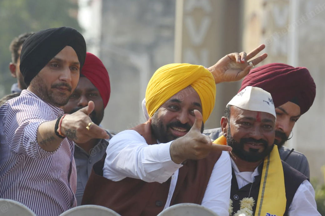 Arvind Kejriwal throws electricity bills of houses in Punjab | Photo: Praveen Jain | ThePrint